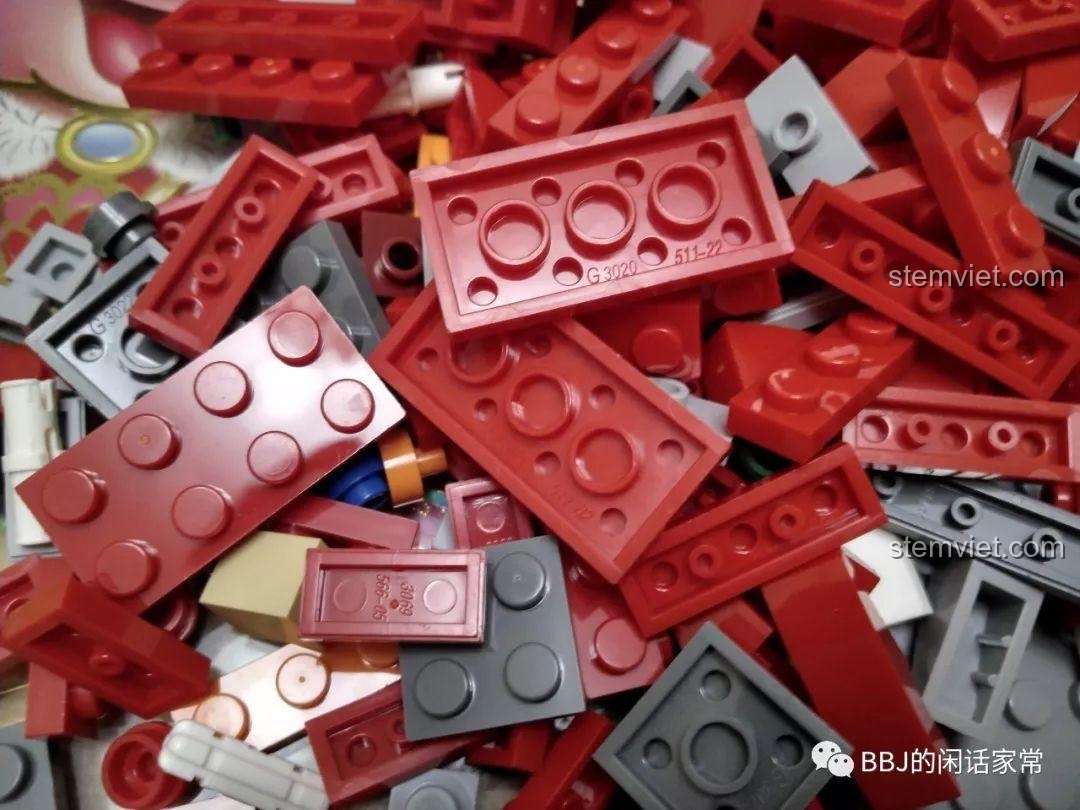 Cận cảnh chất lượng các mảnh gạch đỏ của bộ xếp hình Tiệm nước Coca-Cola Sembo tiết kiệm.