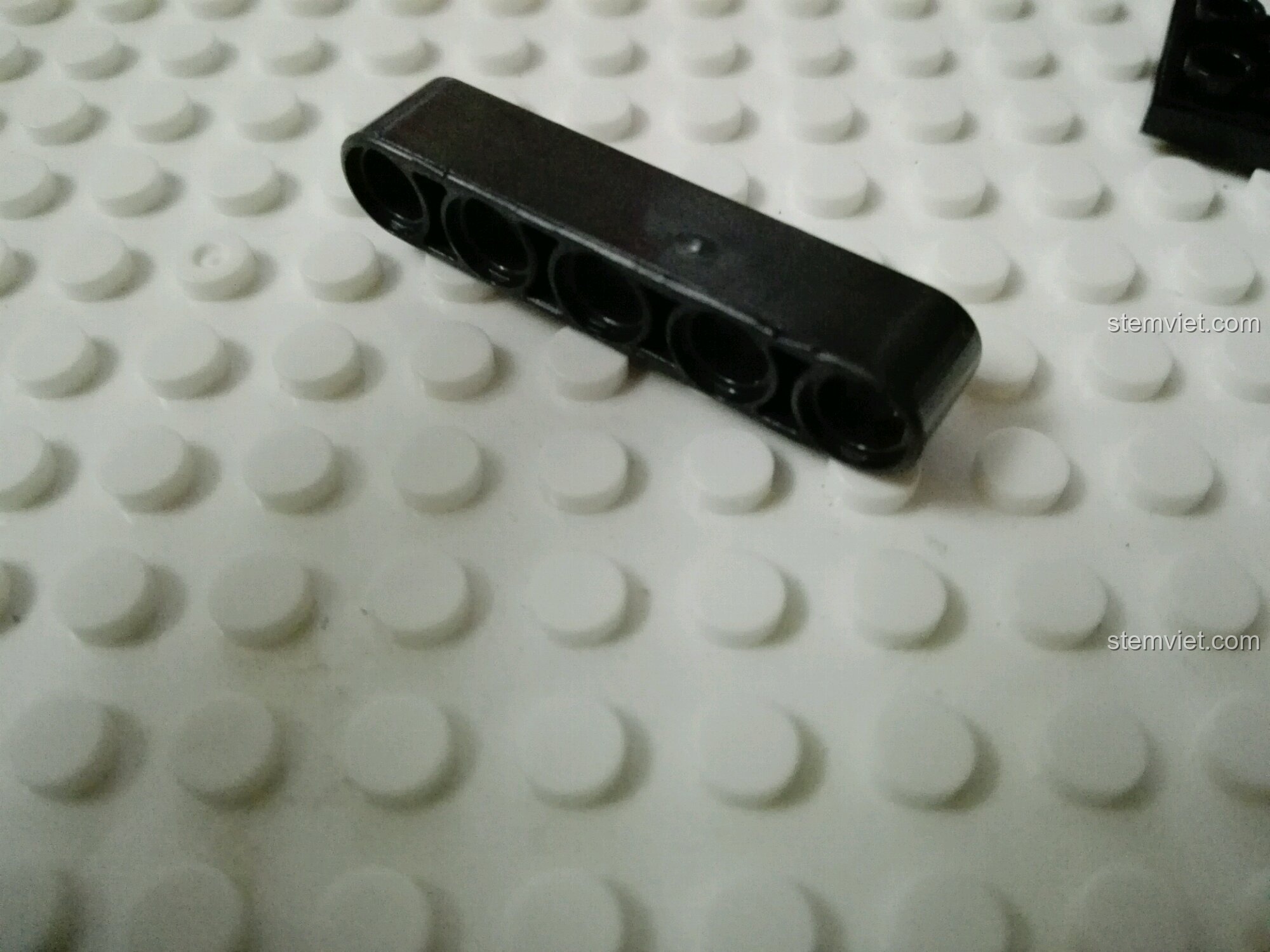 Cận cảnh thanh beam technic của bộ lắp ráp Xe bán tải hầm hố Xingbao với chất lượng nhựa chưa tốt.