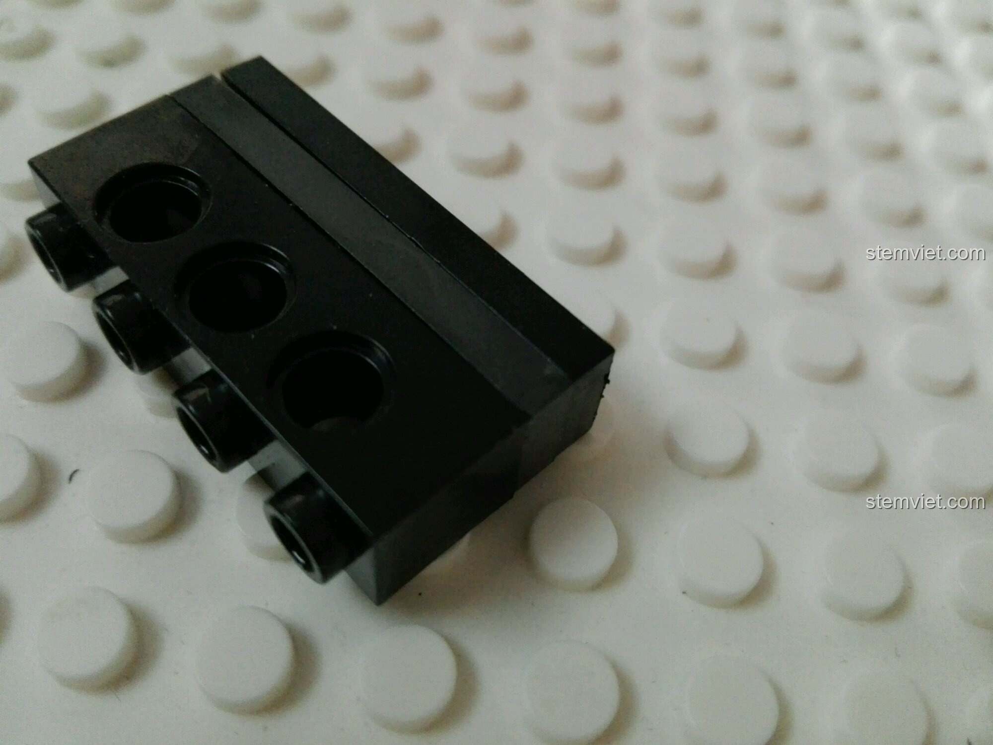 Cận cảnh một chi tiết gạch màu đen của Xingbao XB03026 cho thấy bề mặt chưa thực sự hoàn hảo.