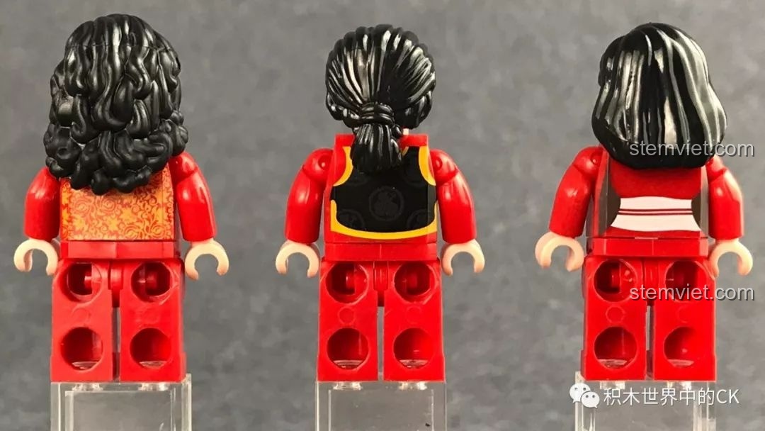 Mặt sau của ba minifigure diễn viên, cho thấy chất lượng in ấn sắc nét trên trang phục.