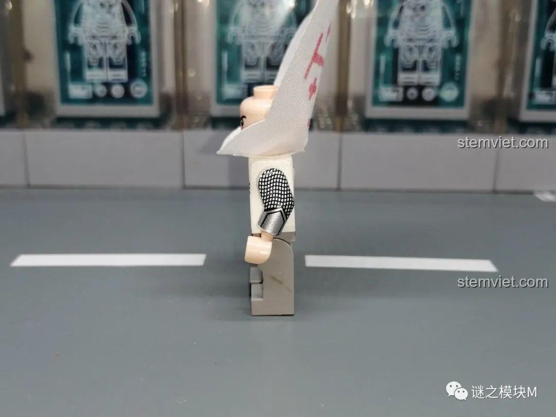 Chi tiết in bên hông của minifigure Hiệp sĩ Mộ Thánh XINH X0316, cho thấy chất lượng in ấn tốt. Đánh giá XINH X0316 Lính Sparta.