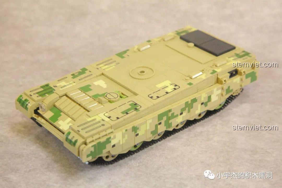 Cận cảnh chi tiết in camo trên thân xe tăng Panlos Brick 688002, cho thấy chất lượng in cao cấp.