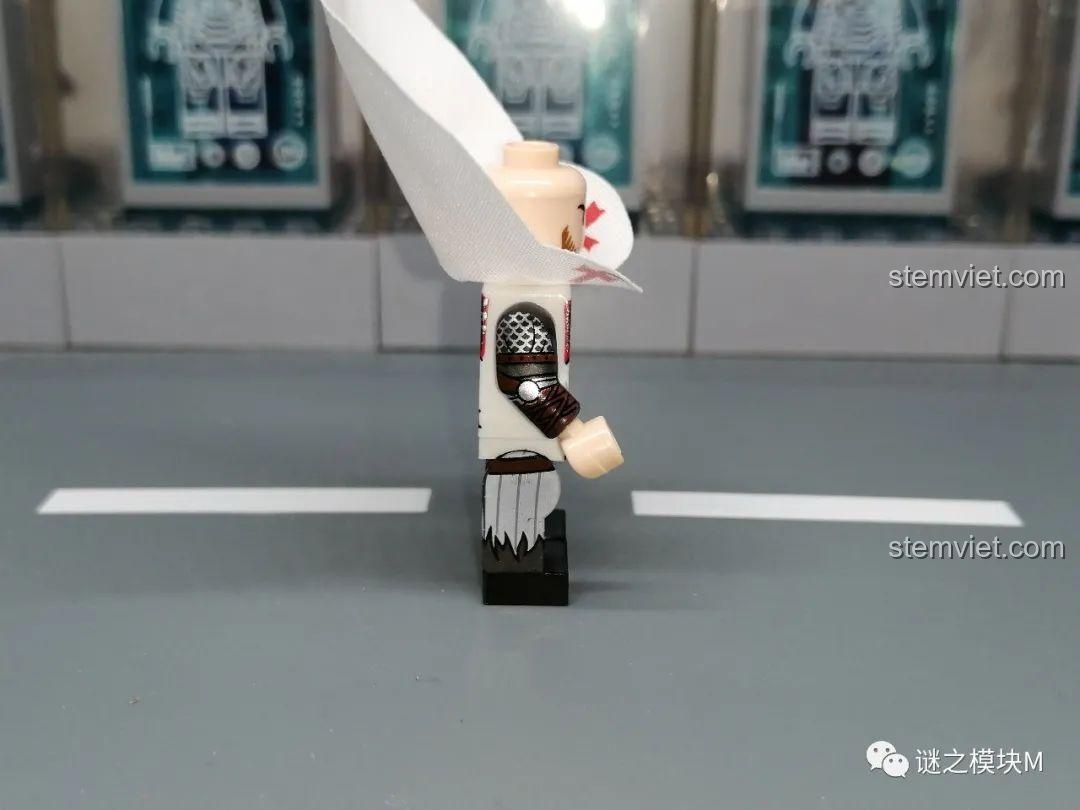 Chi tiết in bên hông còn lại của minifigure binh lính Thập tự quân XINH. Set minifigure Anh hùng Sparta XINH chất lượng cao giá tốt.