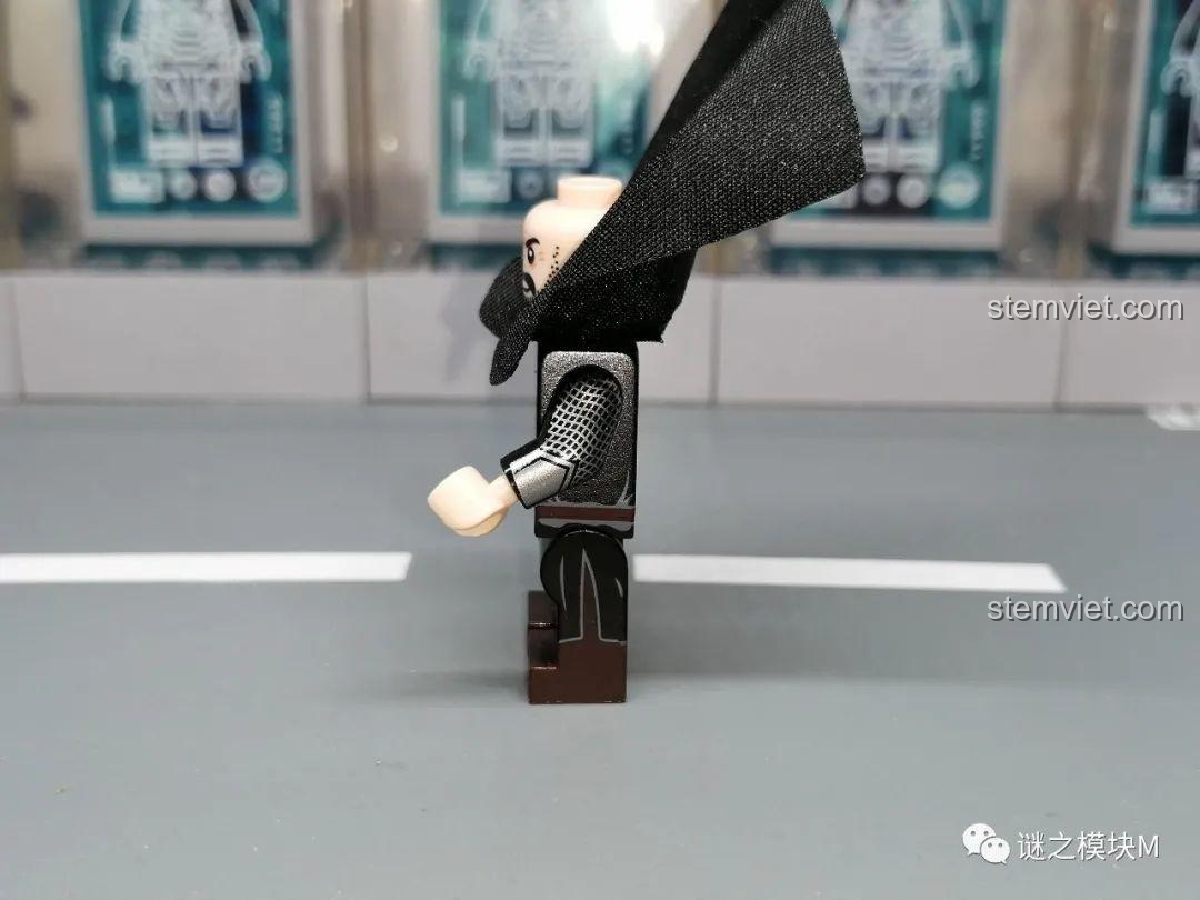 Chi tiết in bên hông của minifigure Hiệp sĩ Cứu Tế XINH, cho thấy chất lượng in tốt. Set minifigure Anh hùng Sparta XINH.