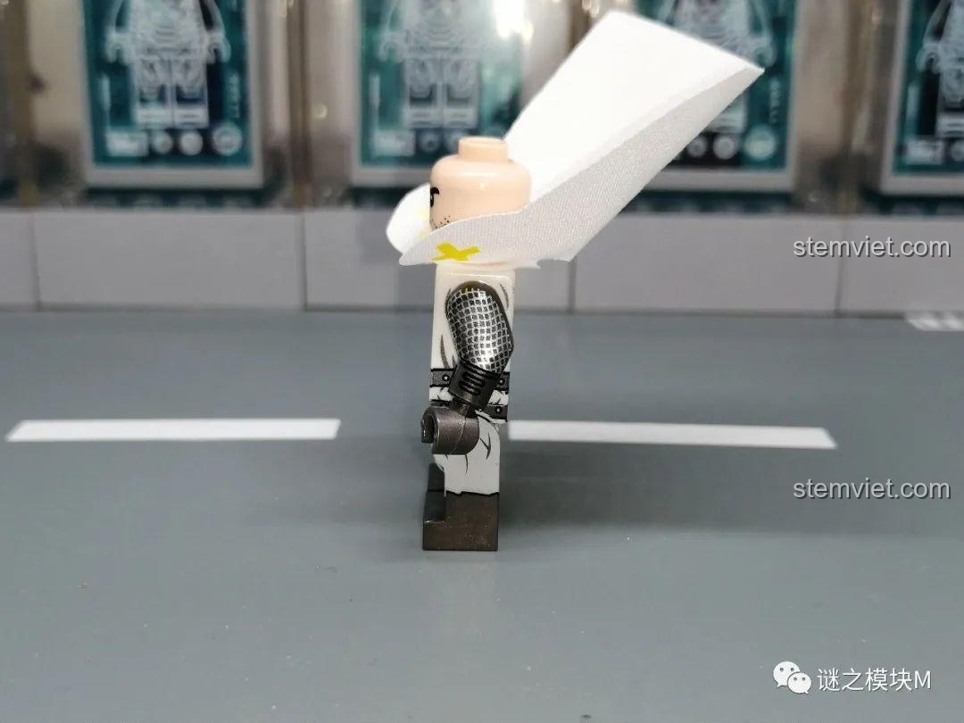 Chi tiết in bên hông của minifigure Hiệp sĩ Teuton XINH, cho thấy chất lượng in tốt. Set minifigure Anh hùng Sparta XINH.