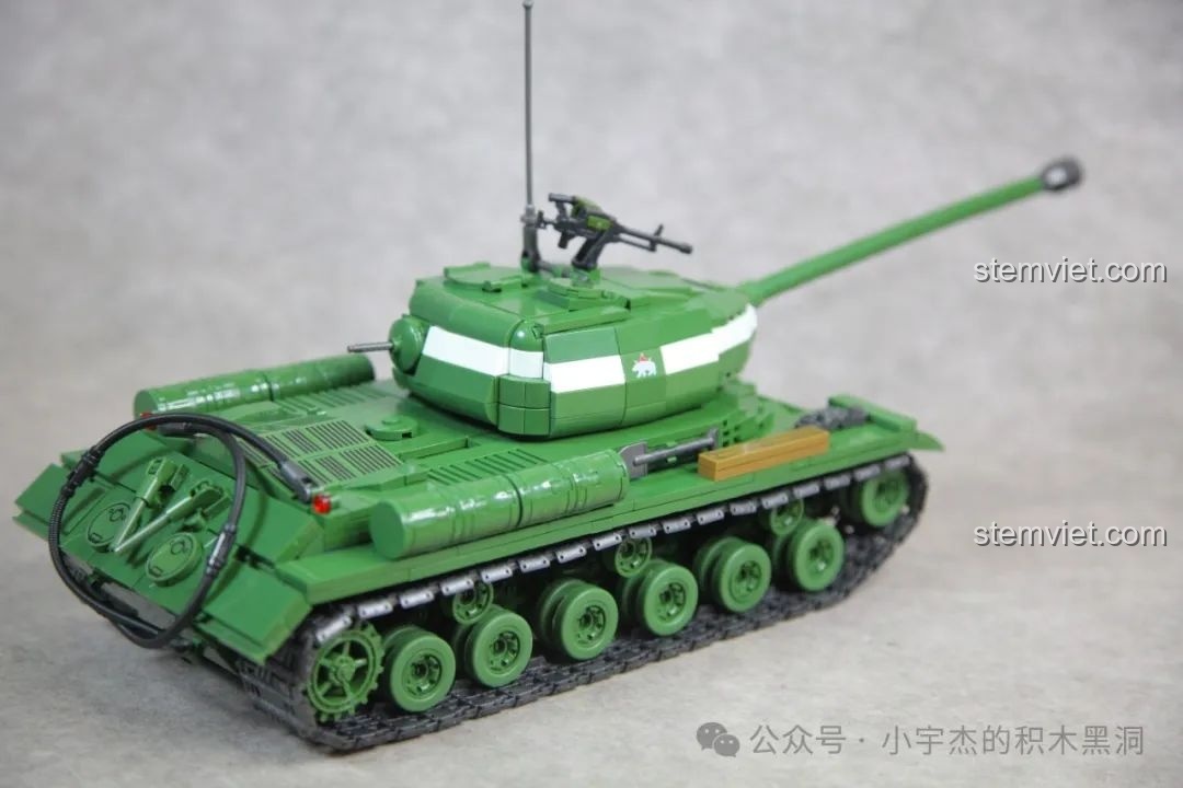 Chất lượng in của các chi tiết trên tháp pháo xe tăng IS-2, không sắc nét bằng các bộ khác.