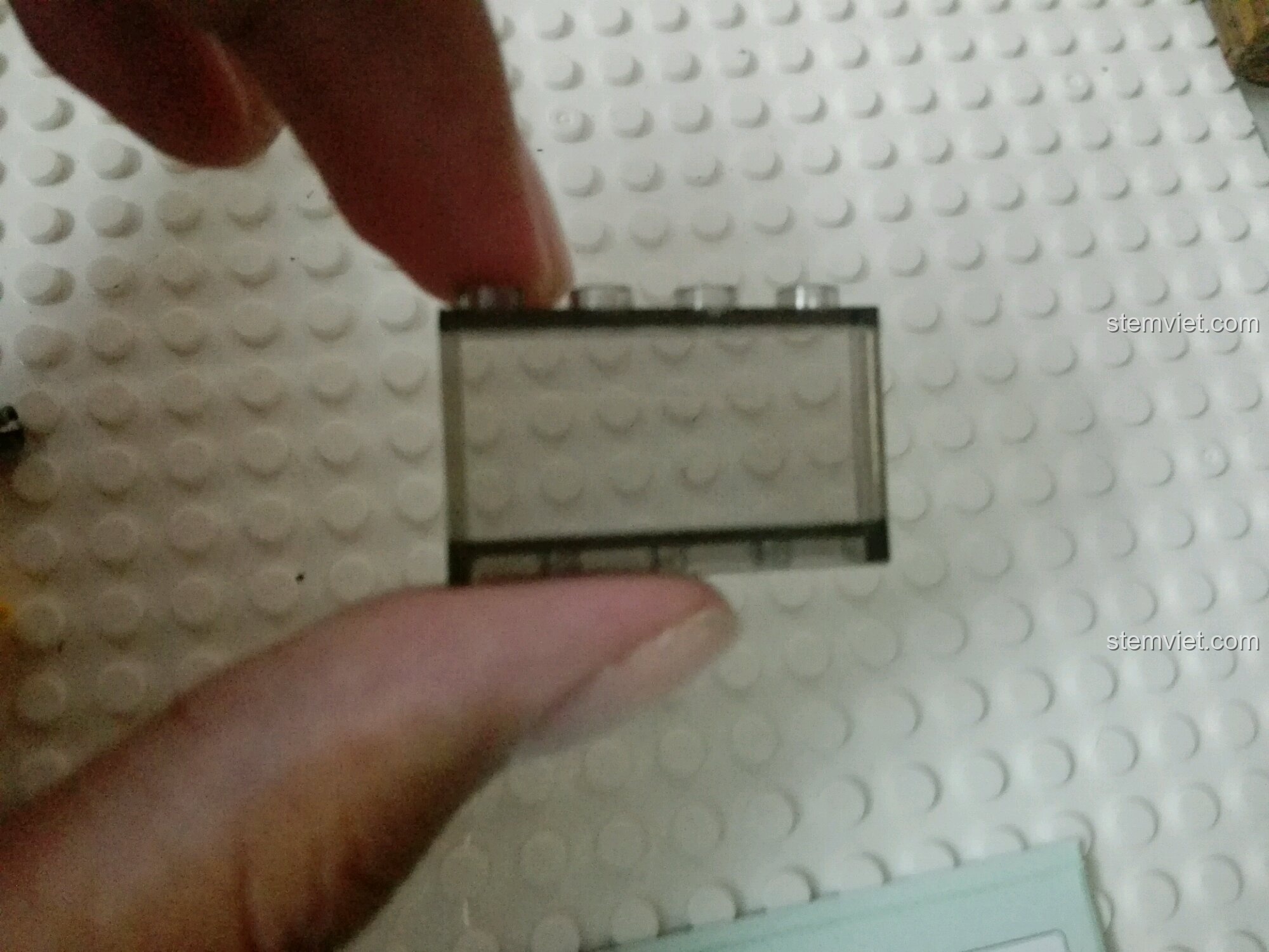 Cận cảnh chi tiết kính chắn gió trong suốt, không trầy xước của bộ đồ chơi mô hình xe Jeep 03024 hợp túi tiền.