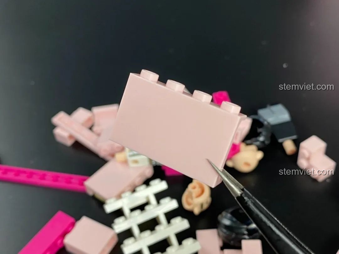 Cận cảnh chất lượng mảnh ghép nhựa ABS màu hồng của bộ lắp ráp Keeppley DZ0155.