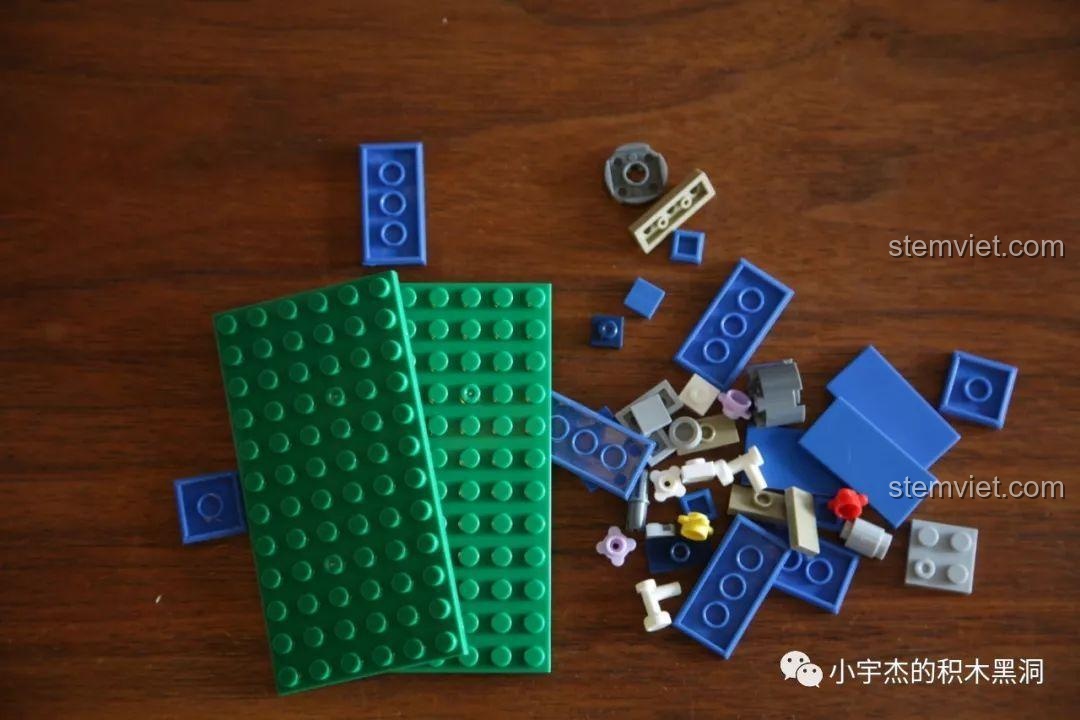 Các chi tiết nhựa của bước 1 được đổ ra, sẵn sàng cho việc lắp ráp mô hình đu quay ngựa gỗ cho trẻ em trên 6 tuổi.