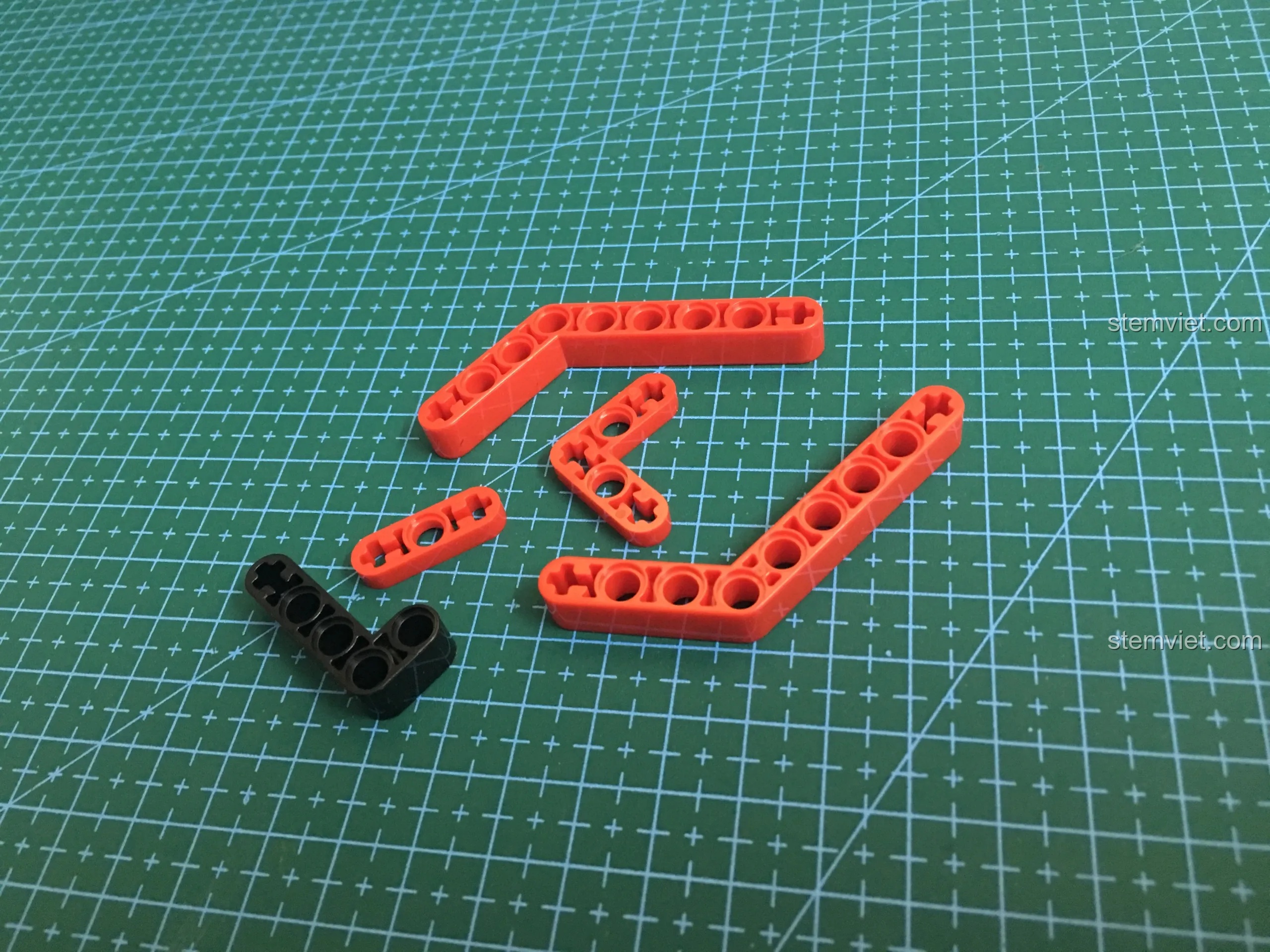 Cận cảnh các chi tiết nhựa ABS màu đỏ của bộ lắp ráp Xe Đạp Địa Hình Sembo 703302, cho thấy chất lượng hoàn thiện tốt.