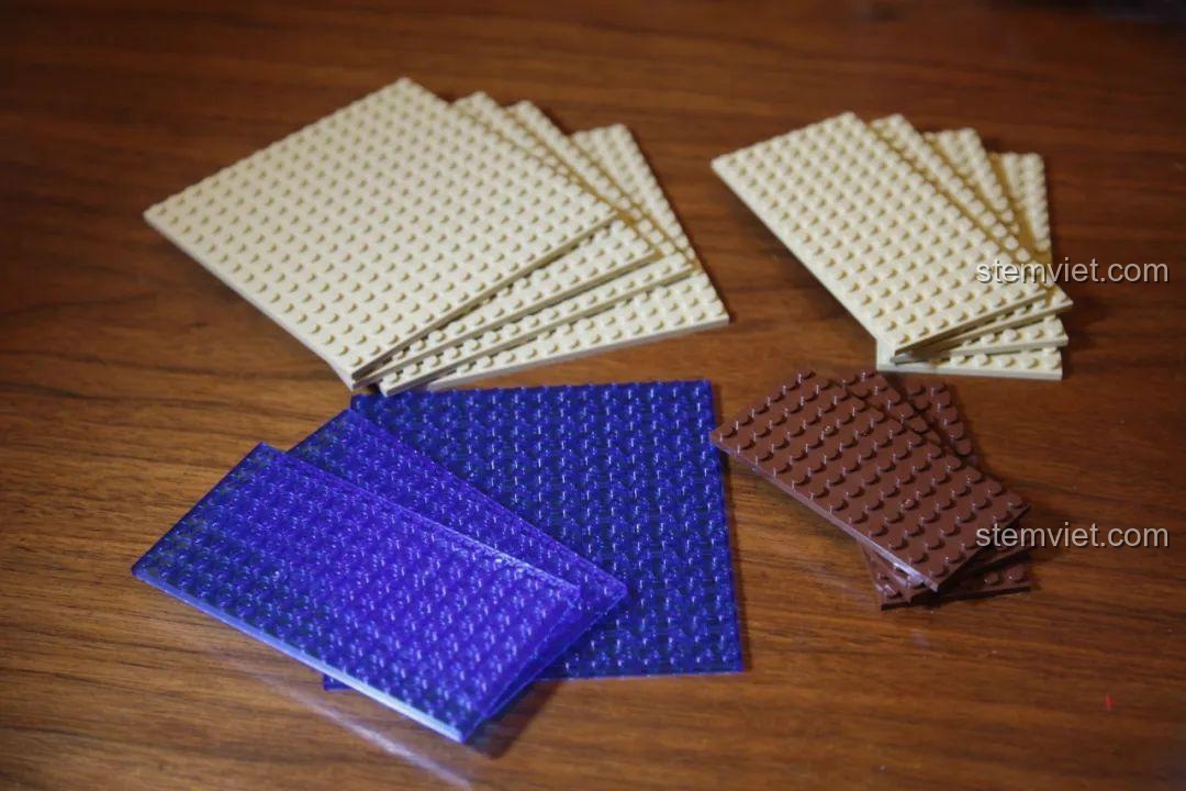 Các tấm plate màu cát và xanh trong suốt của bộ xếp hình Bến Tàu Làng Chài, chất lượng nhựa tốt và bóng.