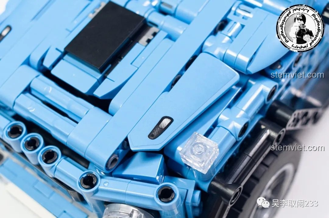 Cận cảnh sticker trên mô hình Forange FC9119, cho thấy màu sắc tiệp với màu gạch nhựa.