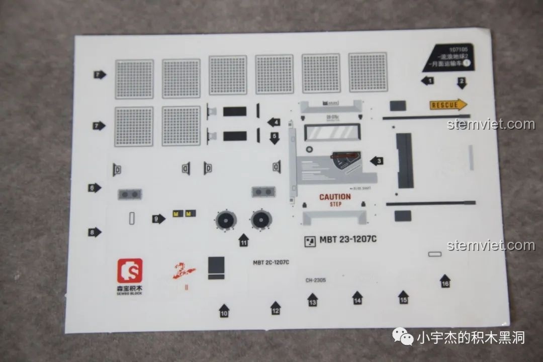 Chi tiết các họa tiết trên tấm sticker thứ hai của bộ lắp ráp Xe Vận Tải Mặt Trăng SEMBO 107105.