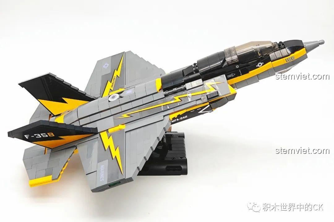 Mô hình đồ chơi xây dựng Máy bay quân sự F-35B JIESTAR ở chế độ hạ cánh thẳng đứng, một tính năng độc đáo của bộ lắp ráp.