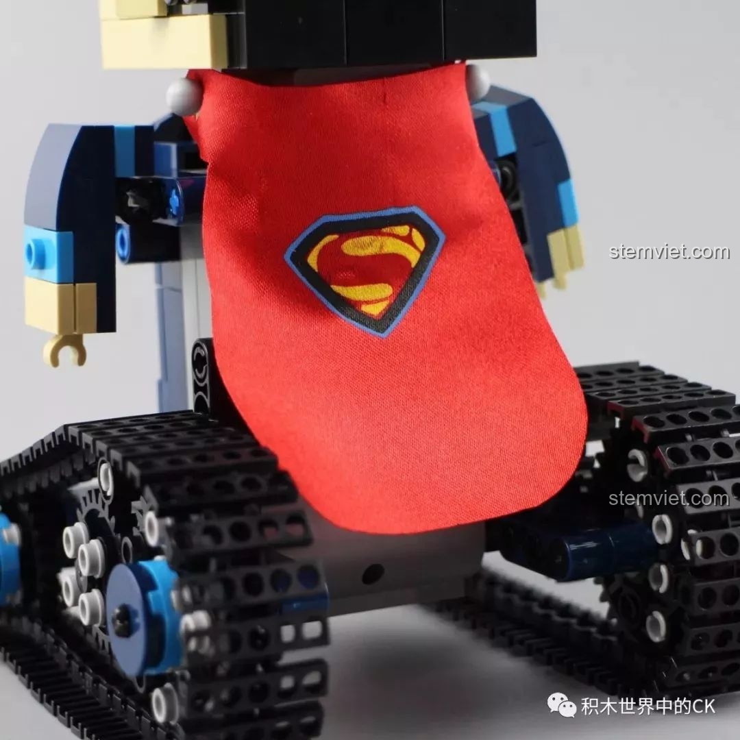 Cận cảnh chi tiết áo choàng vải của mô hình Robot Superman 13040.