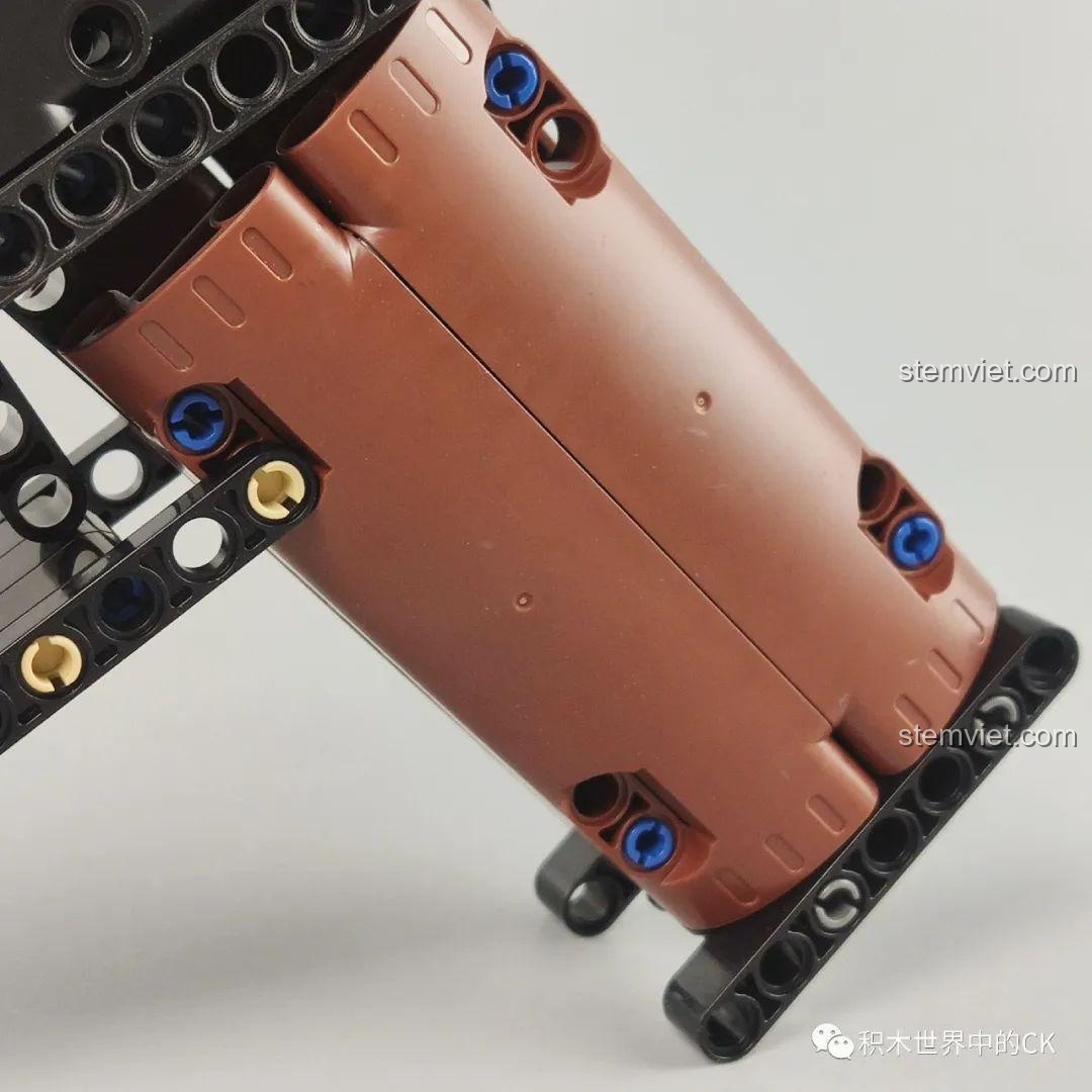 Chi tiết báng súng màu nâu của mô hình Súng Desert Eagle Qman chất lượng cao, tạo điểm nhấn cho sản phẩm.