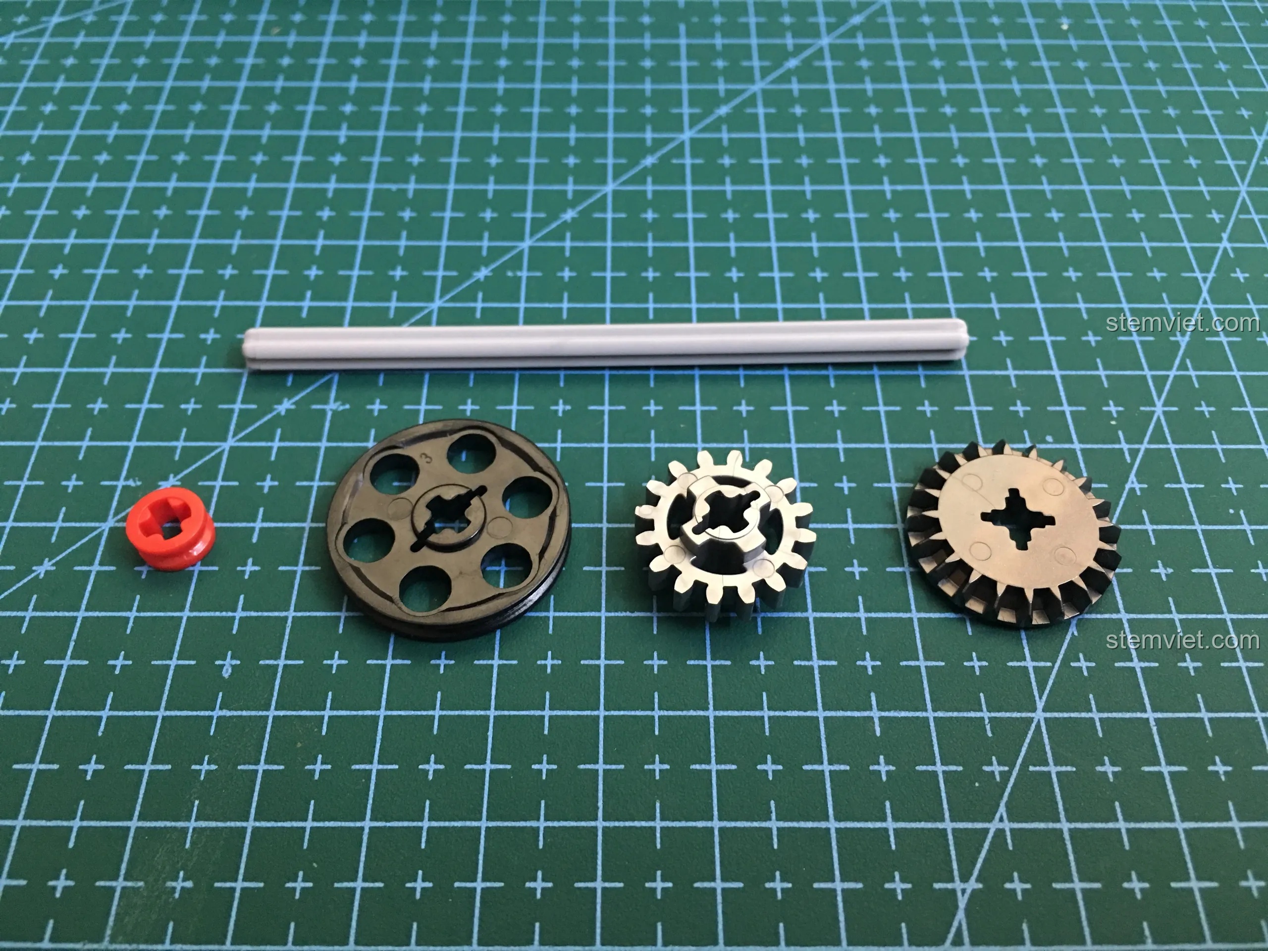 Cận cảnh các chi tiết bánh răng và trục của bộ truyền động trong mô hình xe đạp Technic Sembo 703302.