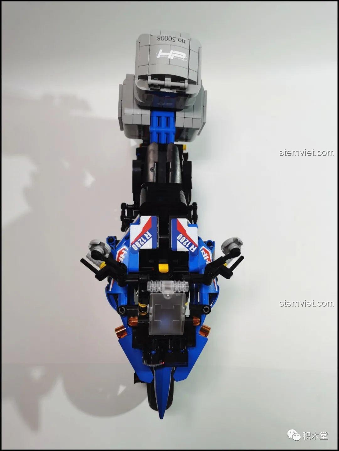 Chi tiết bánh trước và phuộc của mô hình Leier 50008 Mô tô BMW R1200GS Rallye, thể hiện cấu trúc kỹ thuật.