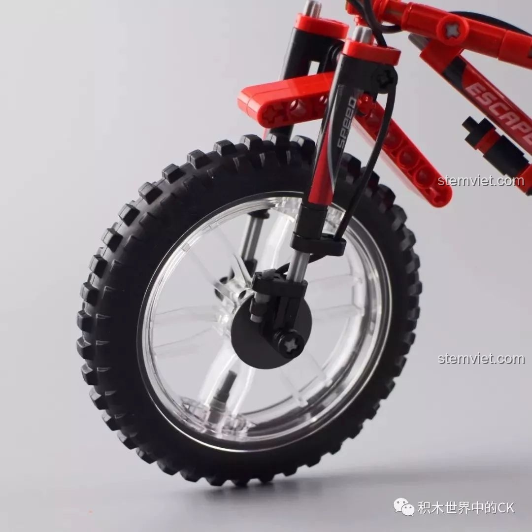 Chi tiết bánh trước với lốp cao su gai và vành trong suốt của mô hình xe đạp Sembo 703302.