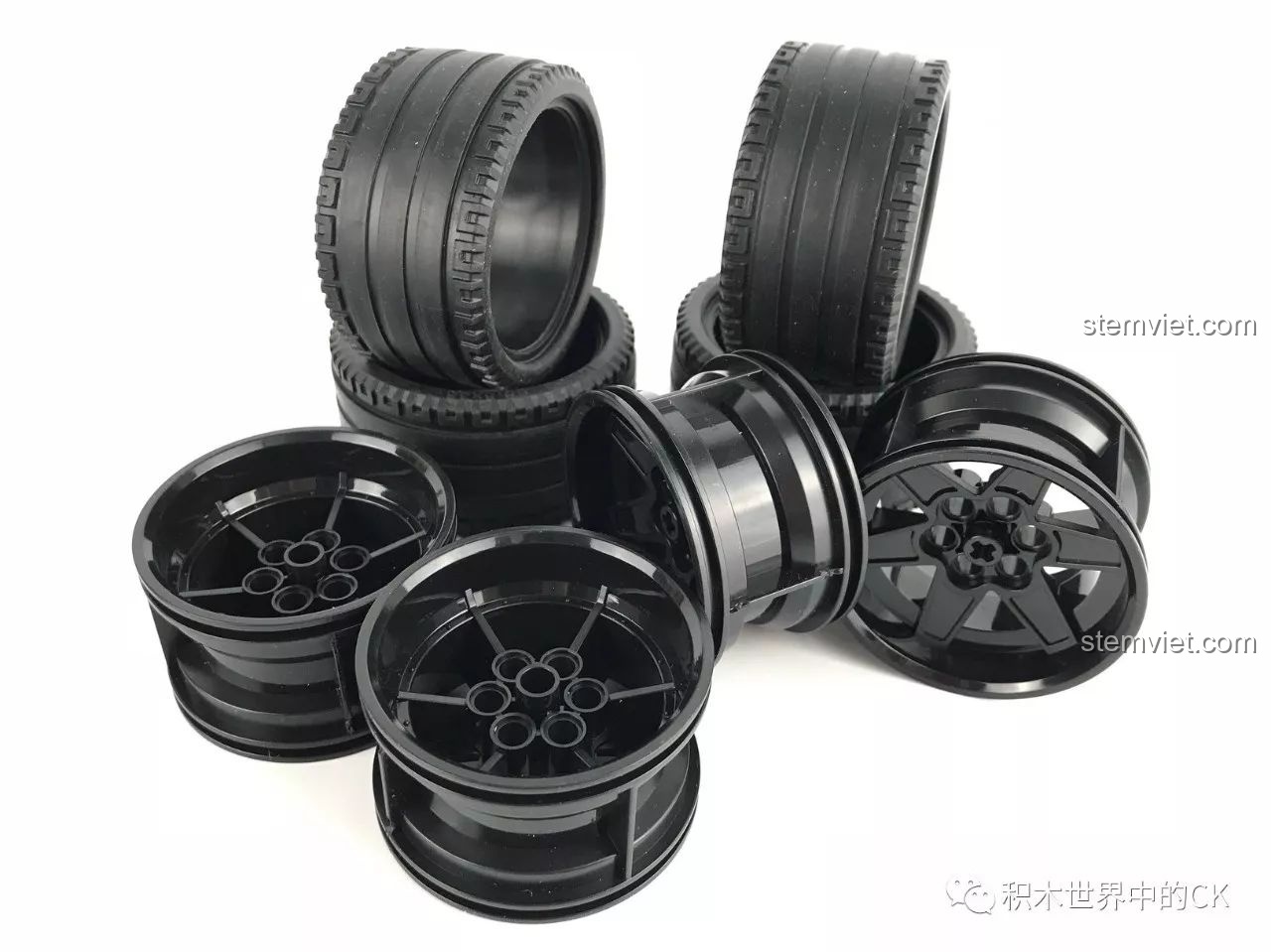 Cận cảnh bánh xe và vành của đồ chơi mô hình Hypercar Koenigsegg One:1 YILE 915A, chất liệu nhựa ABS cao cấp.