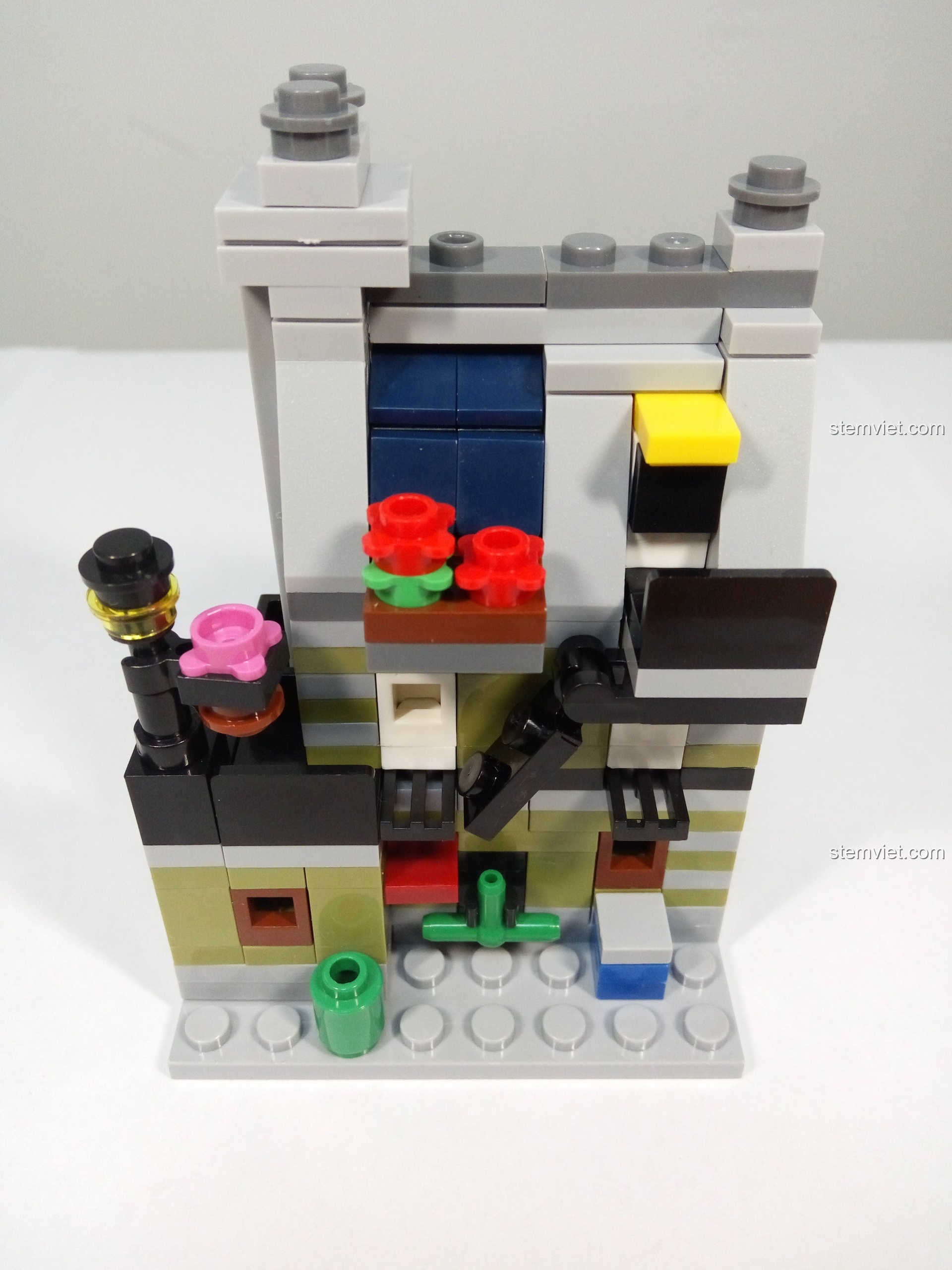 Góc nhìn bên hông của Nhà Hàng Paris Mini 1117, làm nổi bật ban công và các chi tiết trang trí.