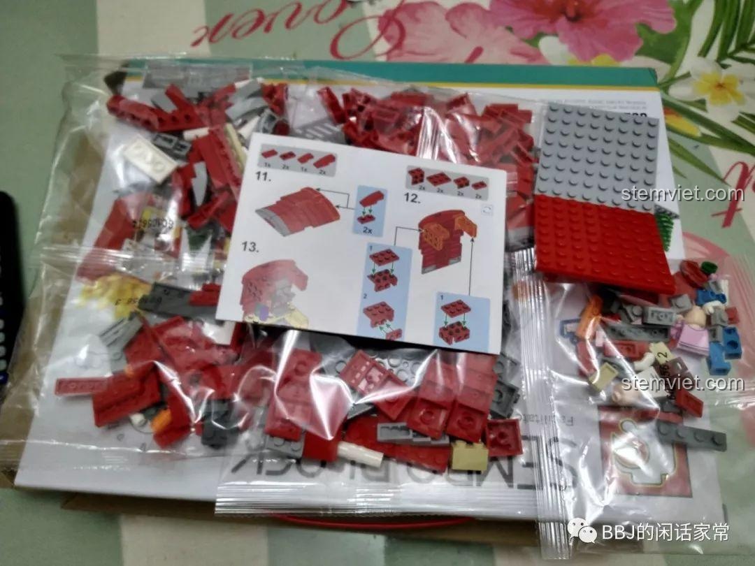 Các túi gạch, sách hướng dẫn và sticker của bộ đồ chơi xây dựng Sembo 601056 giá rẻ.