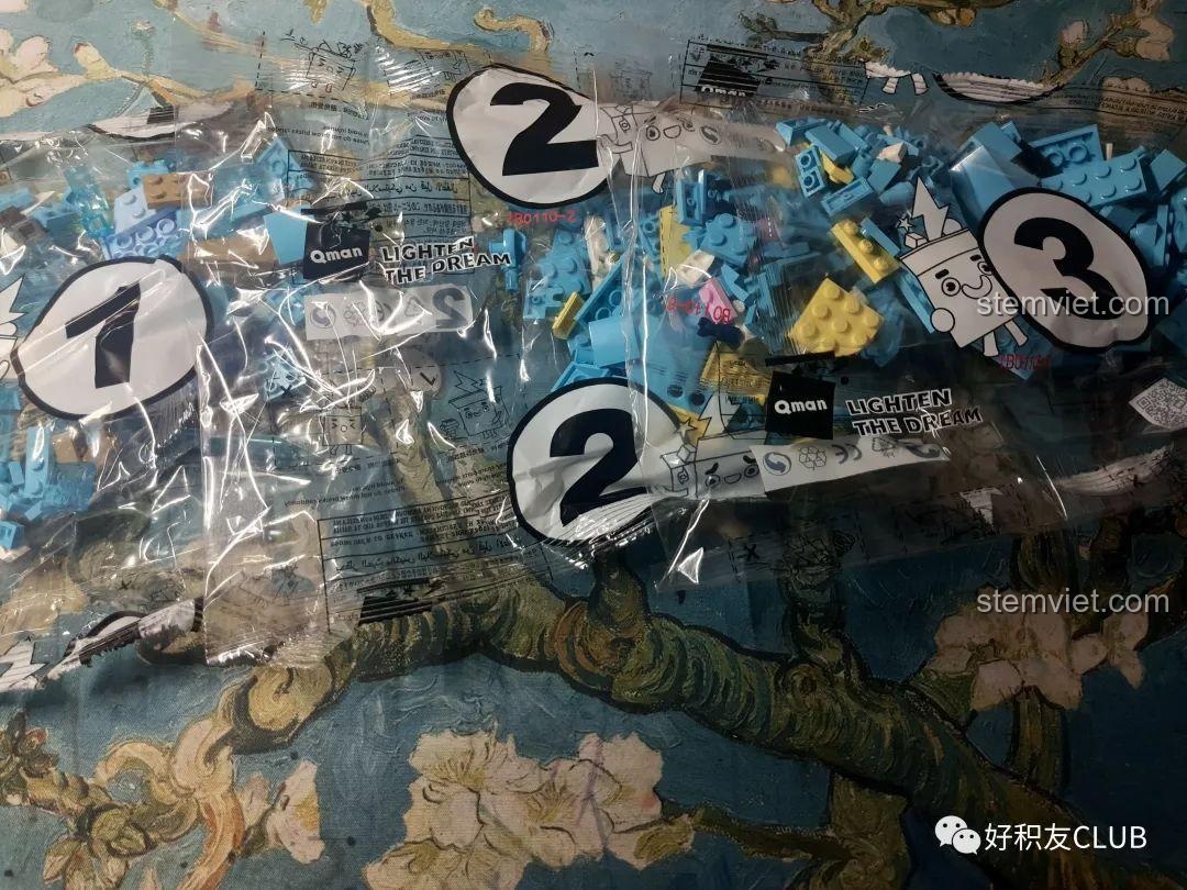 Cận cảnh 3 túi chi tiết được đánh số từ 1 đến 3 của bộ lắp ráp Keeppley B0110 Sinh vật huyền thoại Gyarados.