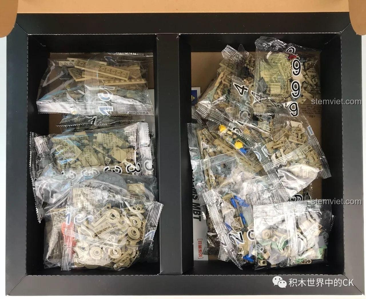 Các túi chi tiết được sắp xếp gọn gàng bên trong hộp đồ chơi mô hình KAZI KY10000, sẵn sàng để lắp ráp.