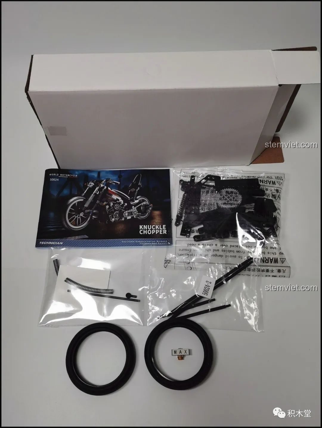 Bên trong hộp nhỏ của bộ xếp hình Mô tô Harley Knuckle Chopper Cổ Điển 50024 chứa sách hướng dẫn và chi tiết.