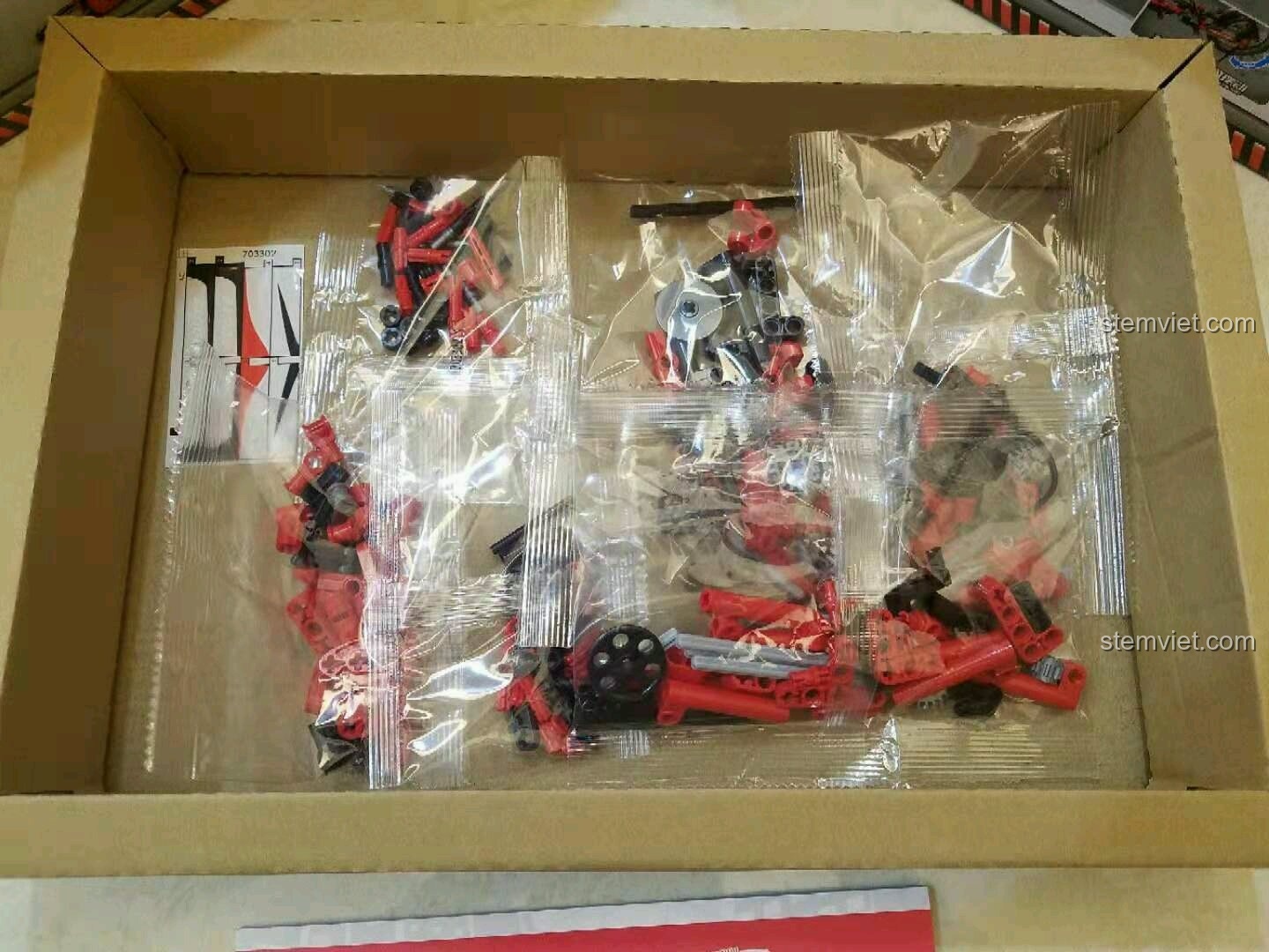 Toàn bộ chi tiết bên trong hộp Sembo 703302, bao gồm 8 túi mảnh ghép, sách hướng dẫn và sticker.