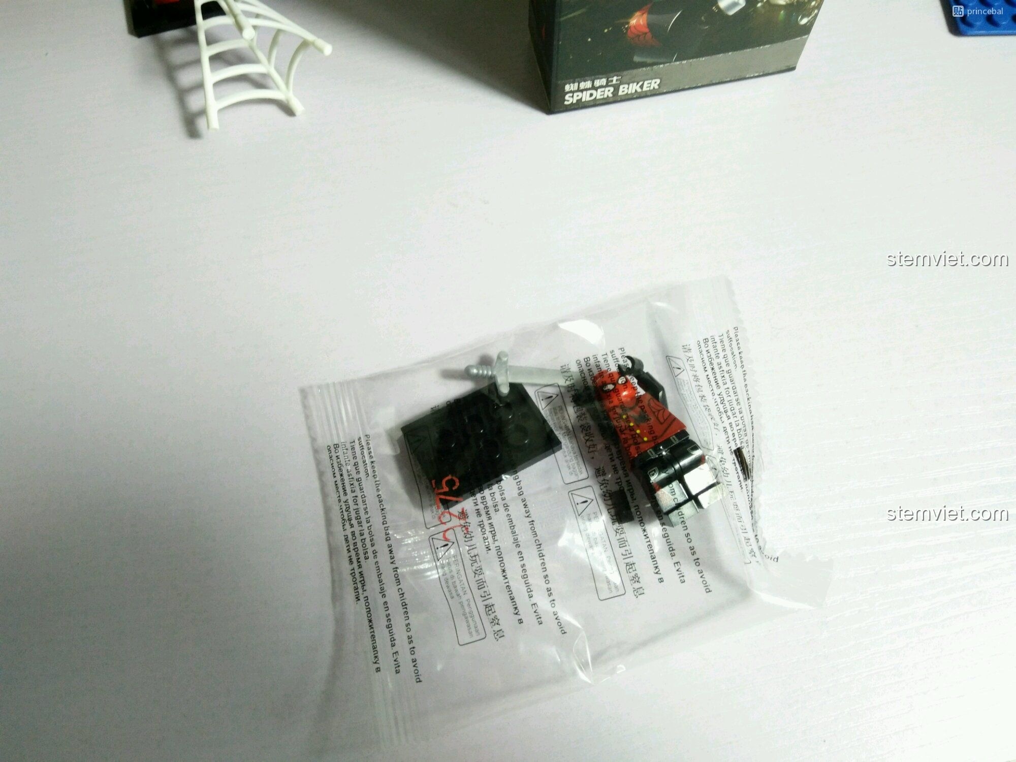 Túi niêm phong chứa các chi tiết của minifigure Spider Biker Decool 0275. Đồ chơi lắp ráp giá tốt cho bé.