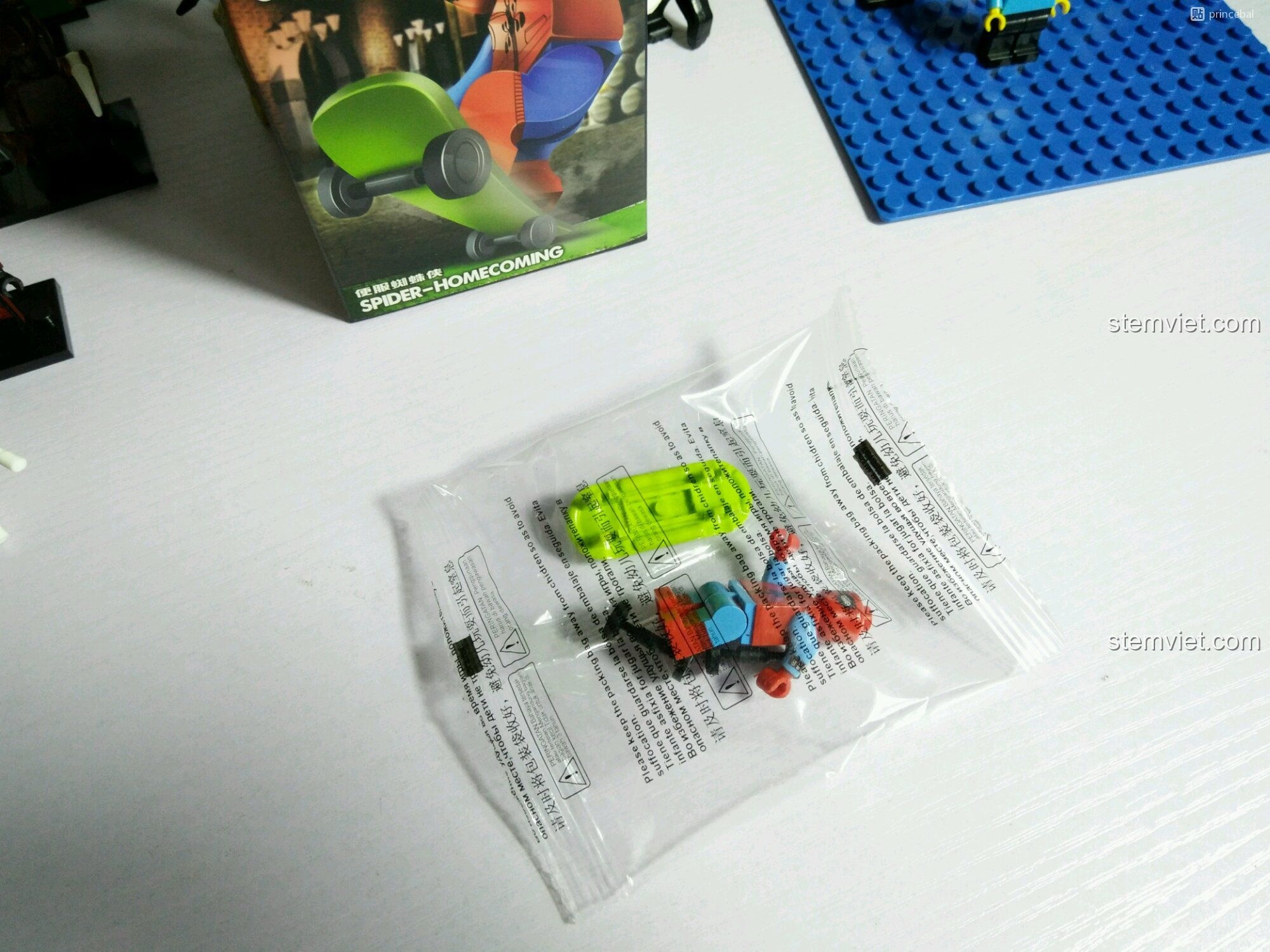 Túi niêm phong chứa các chi tiết của minifigure Spider-Man Homecoming Decool 0276. Đồ chơi lắp ráp an toàn cho bé.