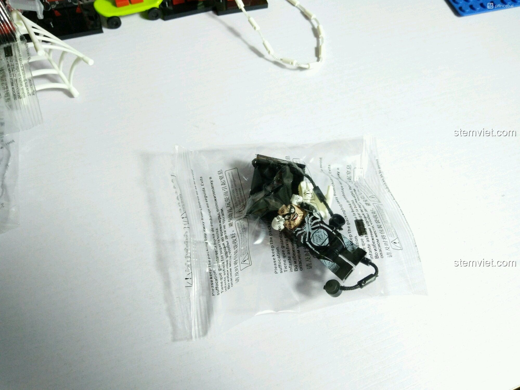 Túi niêm phong chứa các chi tiết của minifigure Spider Woman Decool 0279. Đồ chơi lắp ráp minifigure giá rẻ.