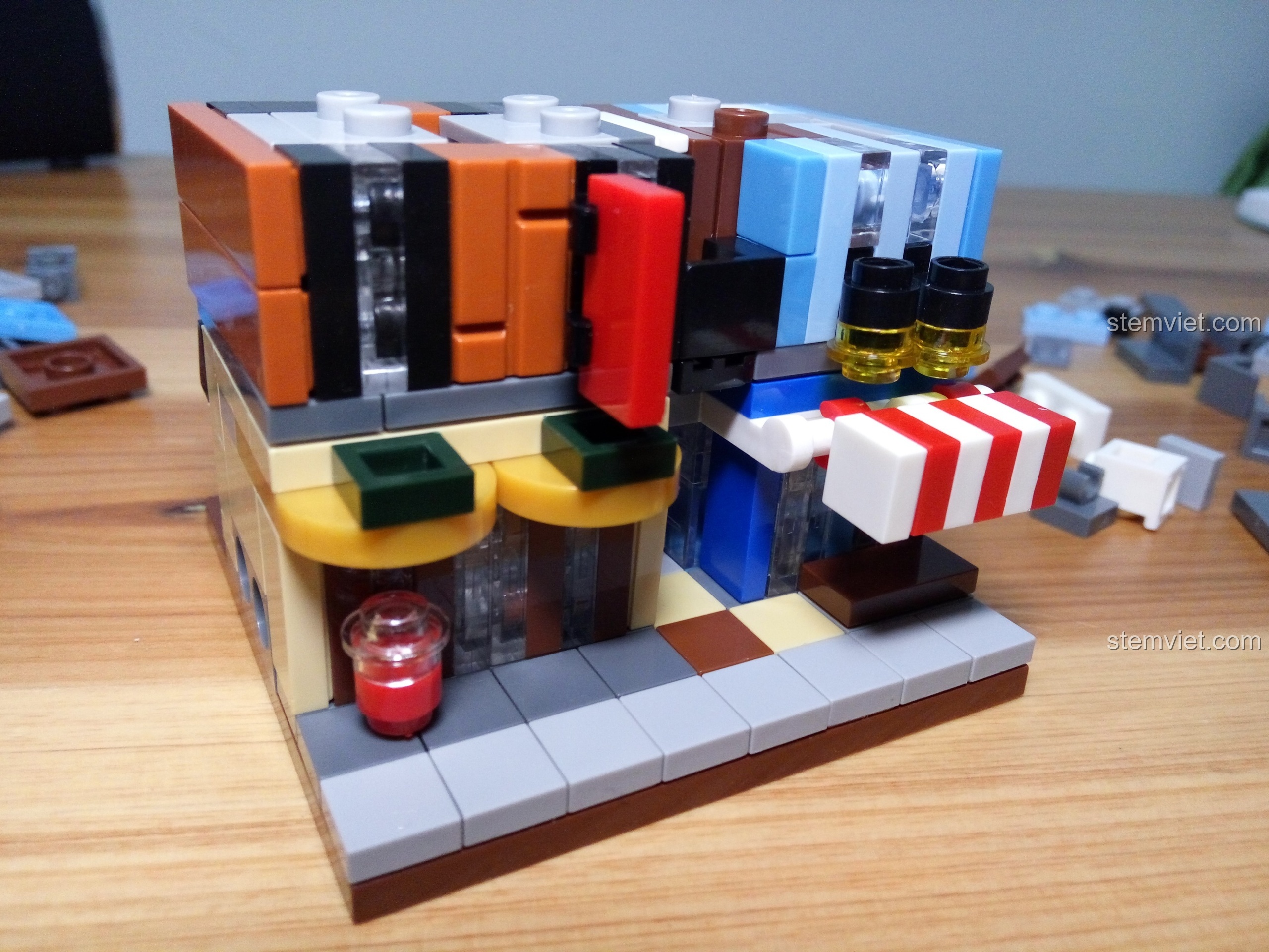 Chi tiết biển hiệu POOL màu đỏ trên tầng hai của mô hình Jisi 1115. Nhận xét Jisi 1115 Văn phòng Thám tử mini.