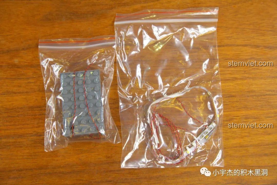 Các thành phần của bộ kit đèn LED: hộp pin và dải đèn cho bộ Mould King 16038.