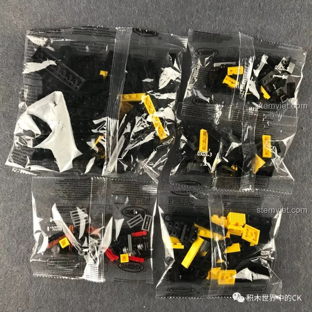 Các túi chi tiết được đánh số từ 1 đến 4 của bộ lắp ghép Xe vượt địa hình XB03024, giúp quá trình lắp dễ dàng hơn.