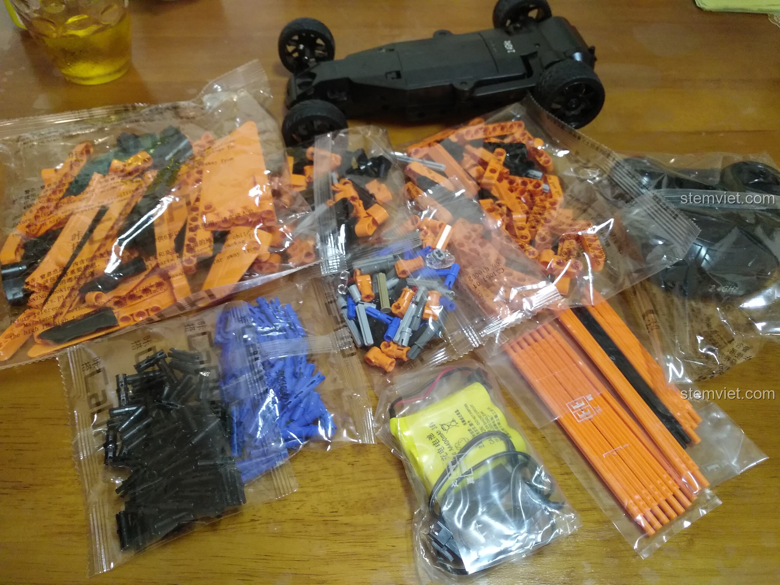 Toàn bộ 421 chi tiết của bộ xếp hình Xe đua Porsche 918 cho con trai 6+, màu sắc tươi sáng và bắt mắt.