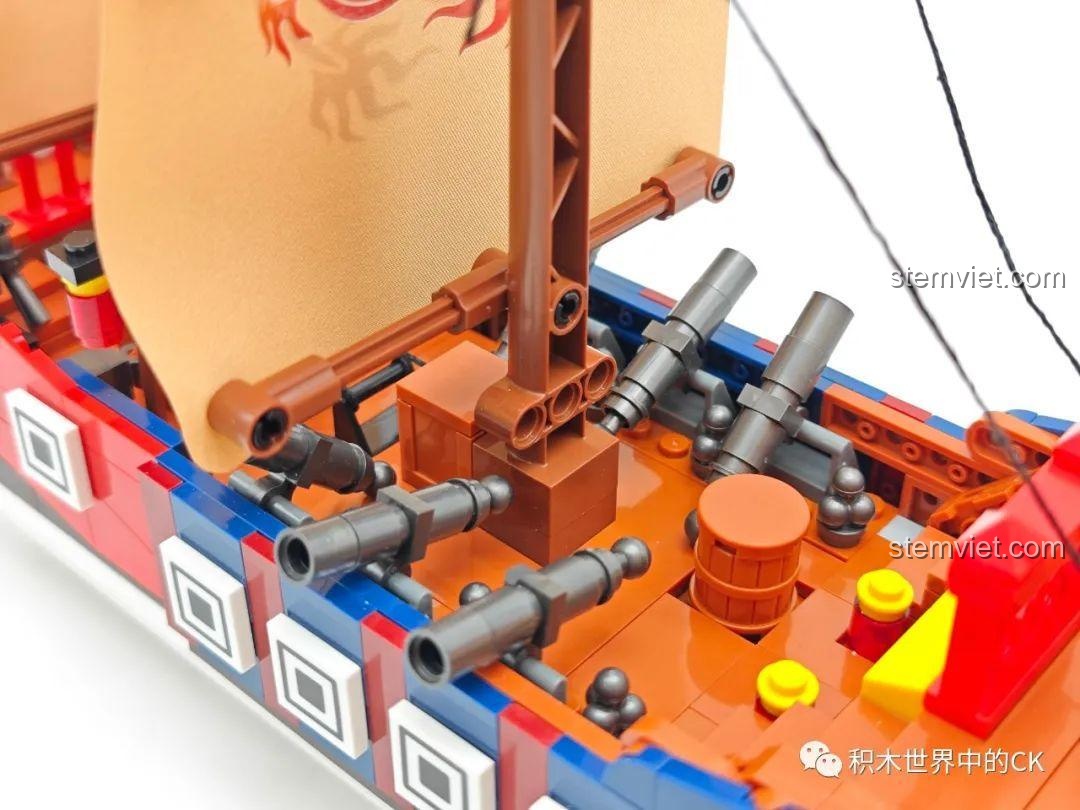 Chi tiết trên boong tàu của bộ đồ chơi xây dựng Thuyền chiến kiểu cổ JIESTAR, bao gồm thùng gỗ và cột buồm.