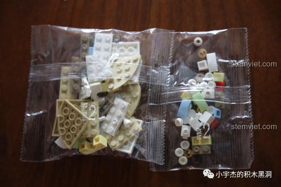 Các túi chi tiết nhựa cho bước 2 của bộ xếp hình Mô đu quay ngựa gỗ XB-01107, chuẩn bị lắp phần thân.