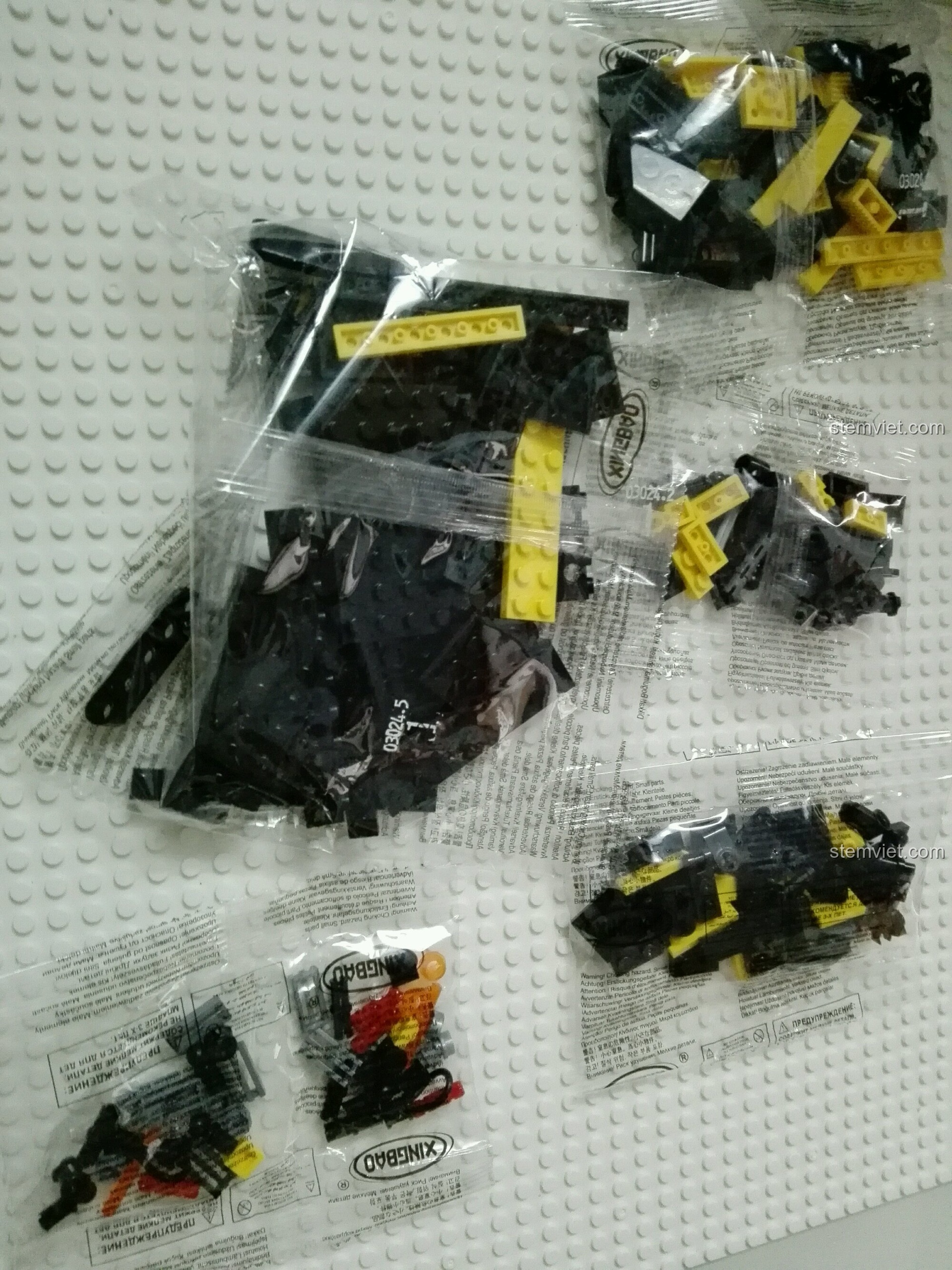 Các túi chi tiết được mở ra, sẵn sàng cho bước lắp ráp đầu tiên của bộ đồ chơi xếp hình Xe off-road cho con trai 6 tuổi.