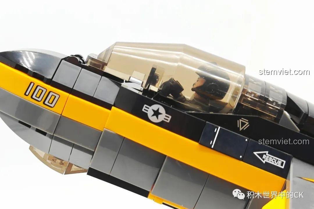 Chi tiết buồng lái của đồ chơi mô hình Tia chớp tàng F-35B JIESTAR, có thể mở ra và có bảng điều khiển bên trong.