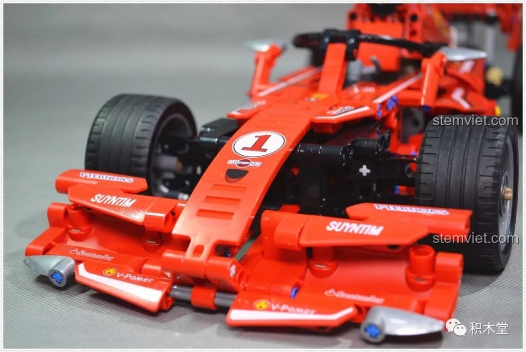 Chi tiết buồng lái và gương chiếu hậu của bộ xếp hình Xe đua F1 Ferrari cho trẻ trên 6 tuổi.