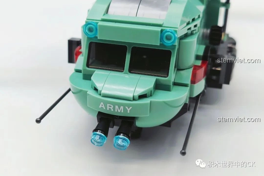 Cận cảnh phần đầu và buồng lái của mô hình JIESTAR 58008 Trực thăng hai cánh quạt, hiển thị các chi tiết nhỏ.