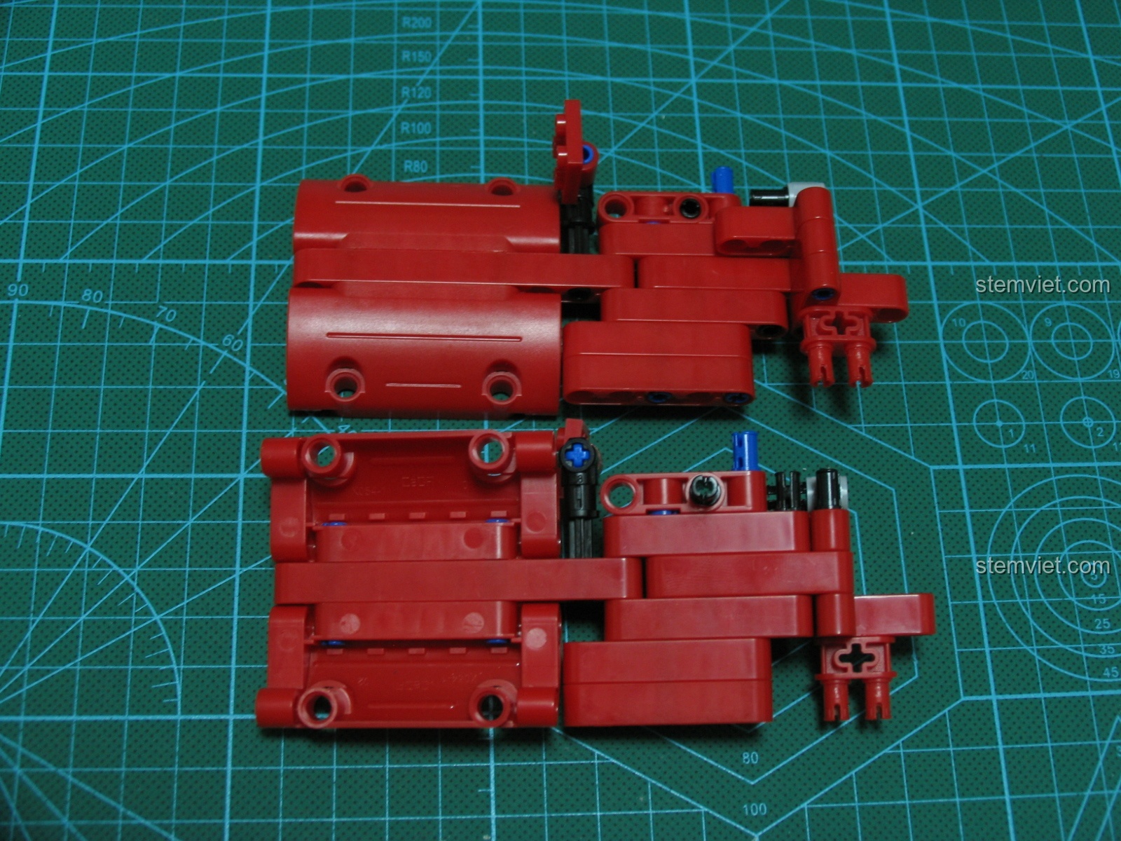 Các tấm panel bên hông buồng lái của xe bán tải CaDA C51005, thể hiện chi tiết thiết kế và màu sắc đỏ nổi bật.