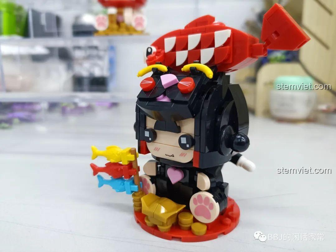 Góc nghiêng của mô hình Mèo Thần Tài Koi Jinrui 2054, làm nổi bật chi tiết cá Koi trên đầu.