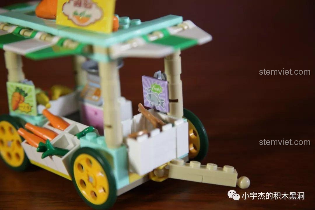 Bên còn lại của xe bán rau củ Sembo 601116 có sọt đựng cá, cho thấy sự đa dạng của quầy hàng di động này.