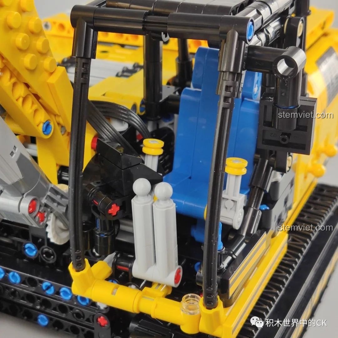 Cận cảnh cabin lái của máy xúc Mould King 13112 với ghế ngồi và các cần điều khiển được mô phỏng chi tiết.