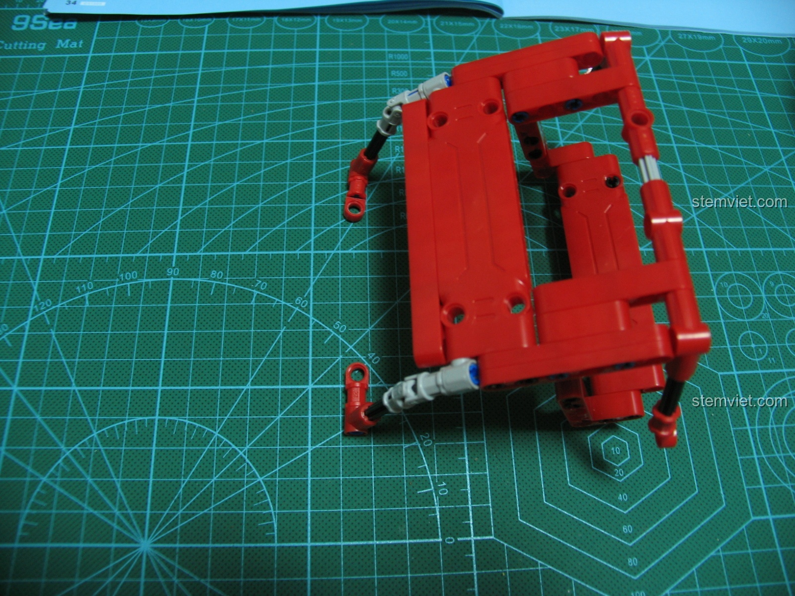 Chi tiết cánh cửa bên hông của xe bán tải CaDA C51005, với thiết kế mở đơn và các điểm kết nối.