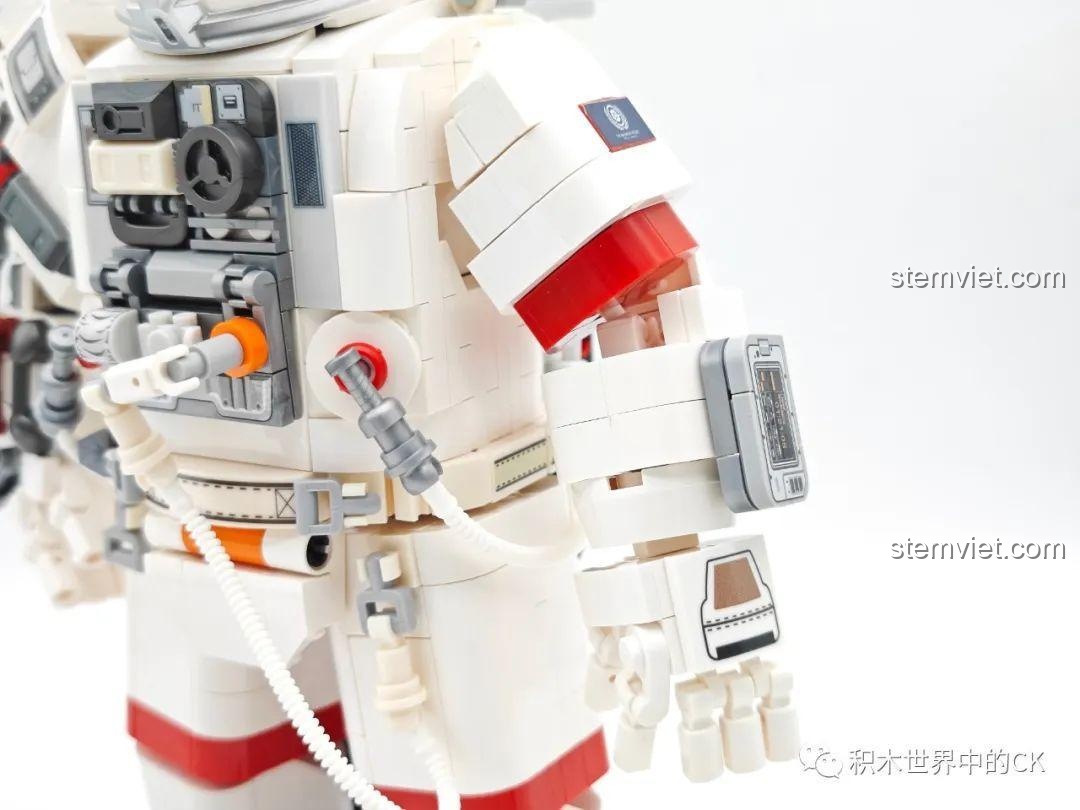 Chi tiết trên cánh tay của bộ xếp hình Figure Phi hành gia SEMBO 107103, với các sticker và khớp nối linh hoạt.