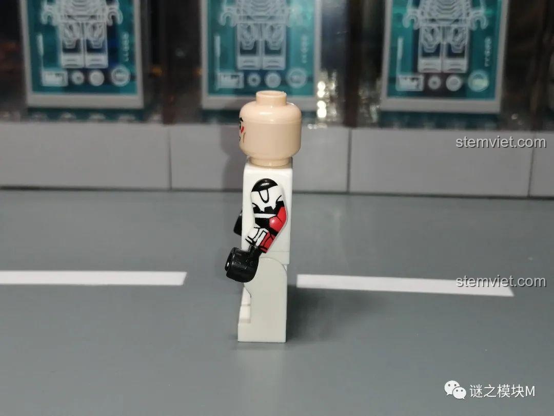 Cận cảnh chi tiết in màu đỏ trên cánh tay của Đội trưởng Commando, một điểm nhấn trong bộ đồ chơi Biệt đội Clone Commando KT1048.